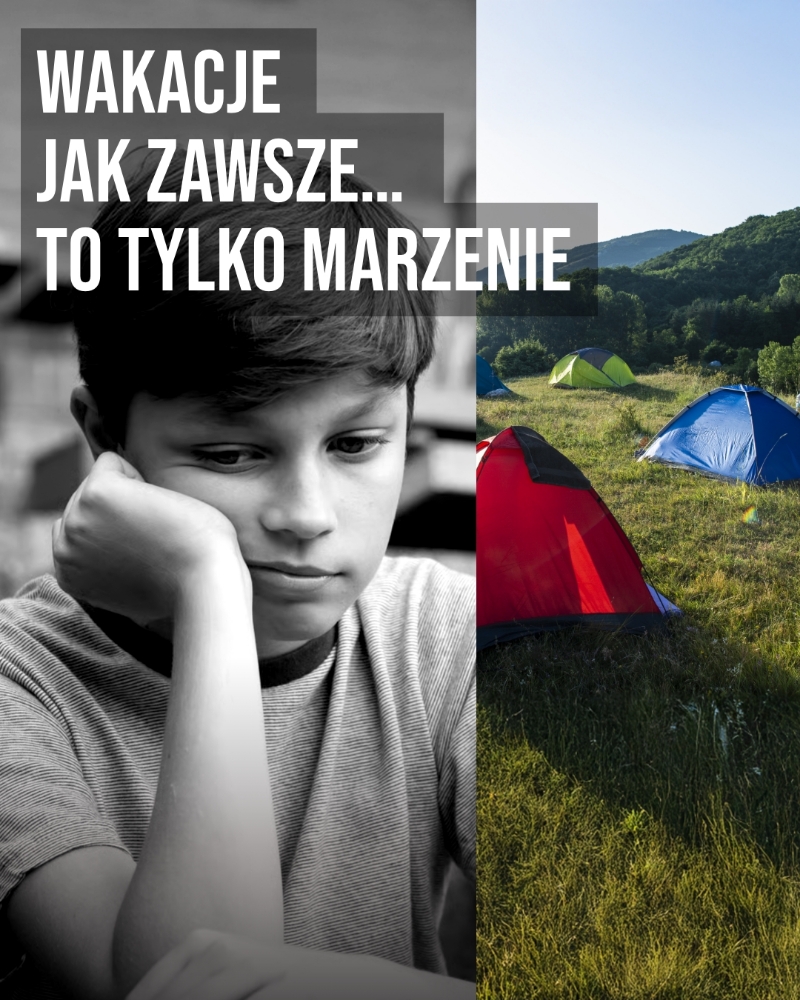 Czarno-białe zdjęcie zamyślonego chłopca podpierającego policzek ręką połączone z kolorowym widokiem namiotów rozstawionych na łonie natury.